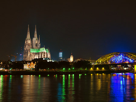 Kölner Dom hinter der Hohenzollernbrücke Fotos