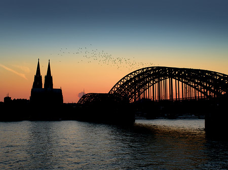 Kölner Dom hinter der Hohenzollernbrücke