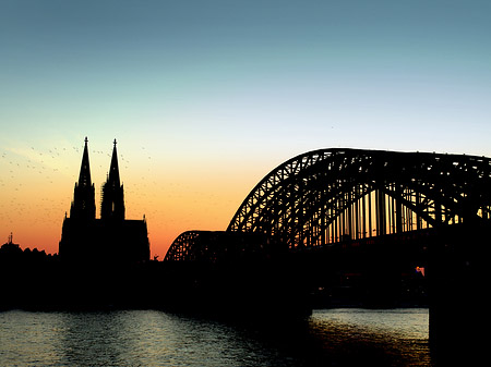 Foto Kölner Dom hinter der Hohenzollernbrücke - Köln