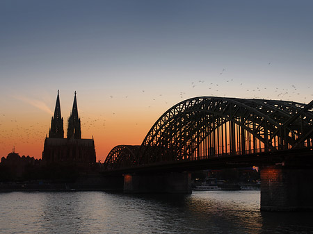 Kölner Dom hinter der Hohenzollernbrücke Fotos