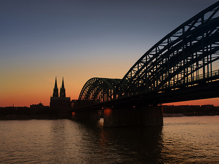 Foto Kölner Dom hinter der Hohenzollernbrücke - Köln