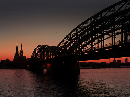 Fotos Kölner Dom hinter der Hohenzollernbrücke