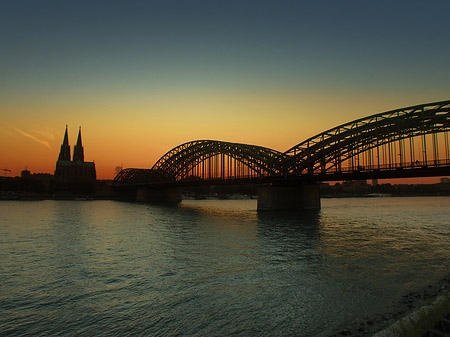 Kölner Dom hinter der Hohenzollernbrücke Foto 