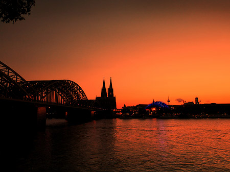 Fotos Kölner Dom hinter der Hohenzollernbrücke