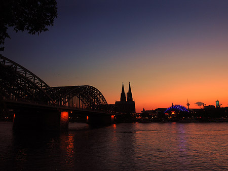 Kölner Dom hinter der Hohenzollernbrücke Fotos