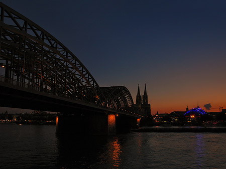 Kölner Dom hinter der Hohenzollernbrücke Fotos