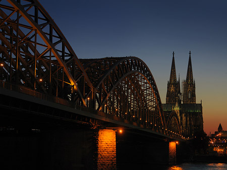 Kölner Dom hinter der Hohenzollernbrücke