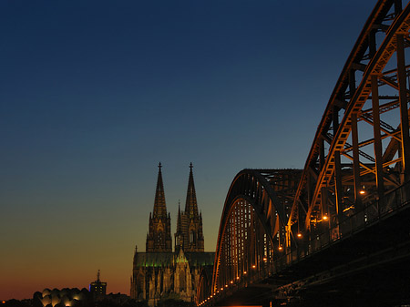 Kölner Dom hinter der Hohenzollernbrücke Fotos