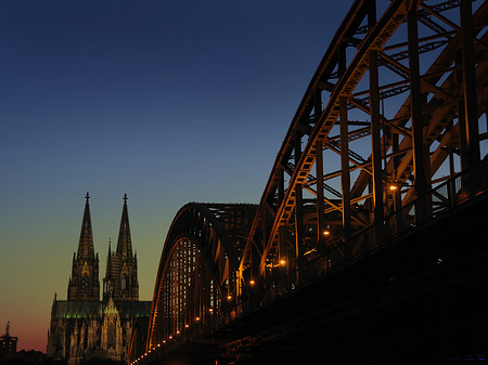 Foto Kölner Dom hinter der Hohenzollernbrücke