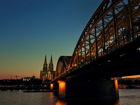 Kölner Dom hinter der Hohenzollernbrücke Fotos