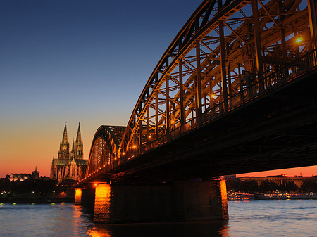 Fotos Kölner Dom hinter der Hohenzollernbrücke | Köln