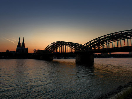 Kölner Dom hinter der Hohenzollernbrücke Foto 