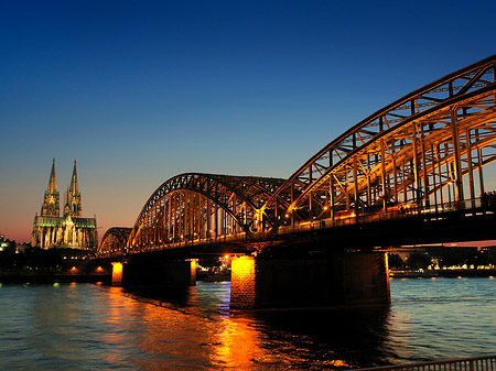 Kölner Dom hinter der Hohenzollernbrücke Fotos