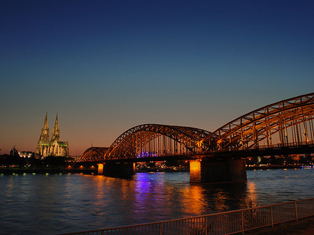 Foto Kölner Dom hinter der Hohenzollernbrücke - Köln