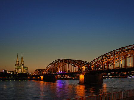 Foto Kölner Dom hinter der Hohenzollernbrücke - Köln