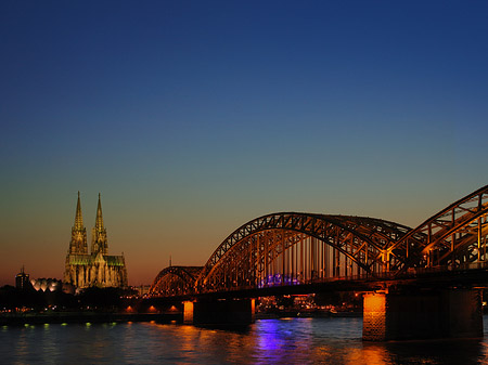 Foto Kölner Dom hinter der Hohenzollernbrücke