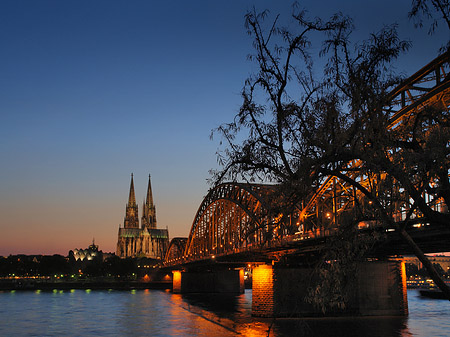 Fotos Kölner Dom hinter der Hohenzollernbrücke