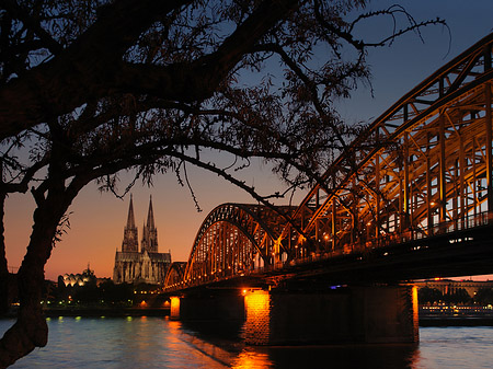 Fotos Kölner Dom hinter der Hohenzollernbrücke