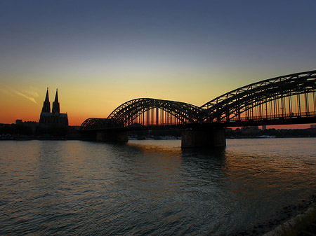 Kölner Dom hinter der Hohenzollernbrücke Foto 