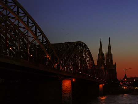 Kölner Dom hinter der Hohenzollernbrücke Fotos