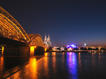 Blick auf musical-dome und Kölner Dom - Nordrhein-Westfalen (Köln)