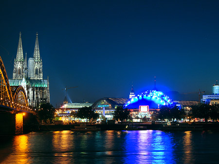 Blick auf musical-dome und Kölner Dom - Nordrhein-Westfalen (Köln)