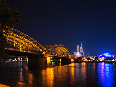 Blick auf musical-dome und Kölner Dom - Nordrhein-Westfalen (Köln)