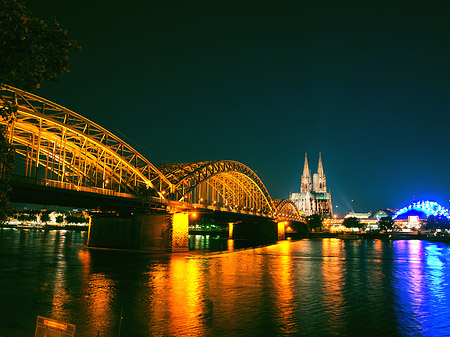 Blick auf musical-dome und Kölner Dom - Nordrhein-Westfalen (Köln)