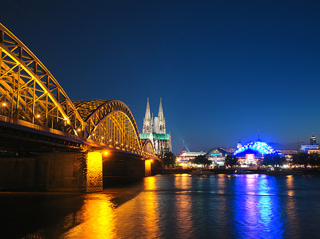 Blick auf musical-dome und Kölner Dom - Nordrhein-Westfalen (Köln)