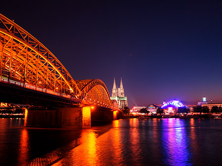 Blick auf musical-dome und Kölner Dom - Nordrhein-Westfalen (Köln)