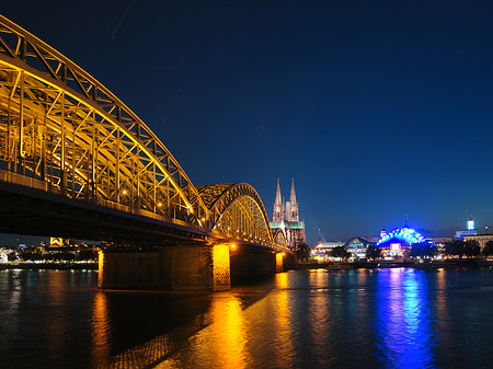 Blick auf musical-dome und Kölner Dom - Nordrhein-Westfalen (Köln)