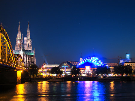 Blick auf musical-dome und Kölner Dom - Nordrhein-Westfalen (Köln)