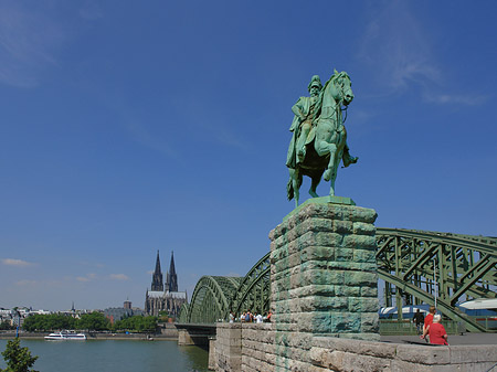 Reiterstatue vor dem Kölner Dom - Nordrhein-Westfalen (Köln)