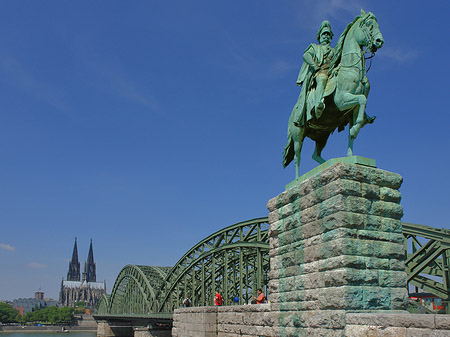 Reiterstatue vor dem Kölner Dom - Nordrhein-Westfalen (Köln)