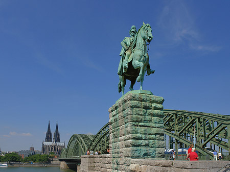 Reiterstatue vor dem Kölner Dom - Nordrhein-Westfalen (Köln)