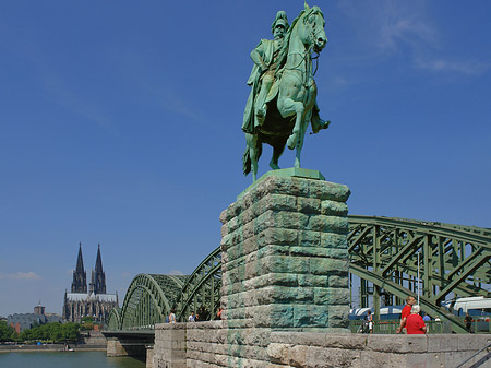 Reiterstatue vor dem Kölner Dom - Nordrhein-Westfalen (Köln)