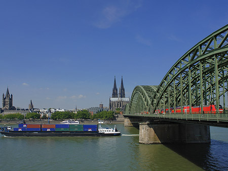 Schiff unter der Hohenzollernbrücke - Nordrhein-Westfalen (Köln)