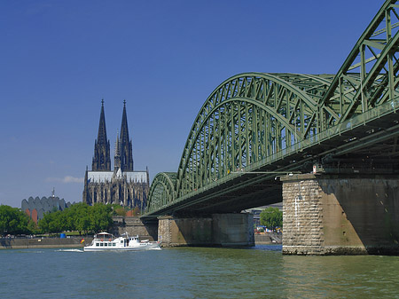 Schiff unter der Hohenzollernbrücke Foto 