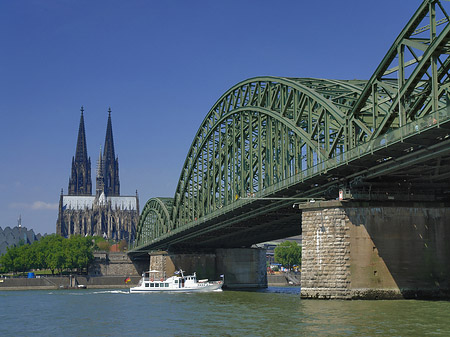 Foto Schiff unter der Hohenzollernbrücke