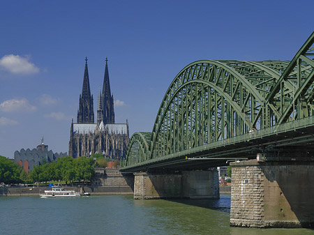 Foto Schiff unter der Hohenzollernbrücke - Köln