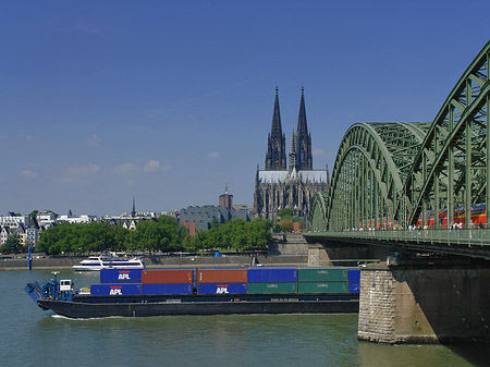 Schiff unter der Hohenzollernbrücke - Nordrhein-Westfalen (Köln)