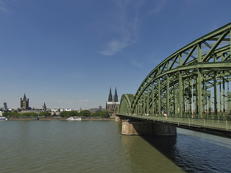 Schiff unter der Hohenzollernbrücke - Nordrhein-Westfalen (Köln)