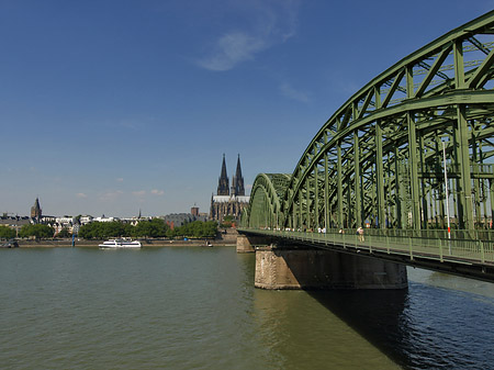 Schiff unter der Hohenzollernbrücke - Nordrhein-Westfalen (Köln)