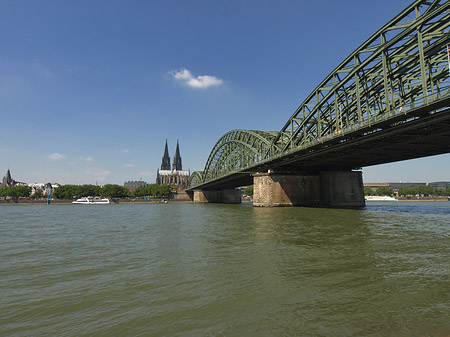 Schiff unter der Hohenzollernbrücke Foto 