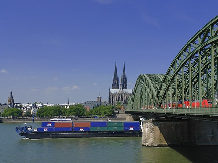 Schiff unter der Hohenzollernbrücke Fotos