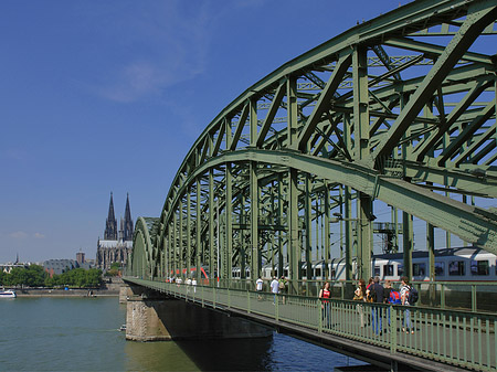 Fotos Zug fährt über die Hohenzollernbrücke | Köln