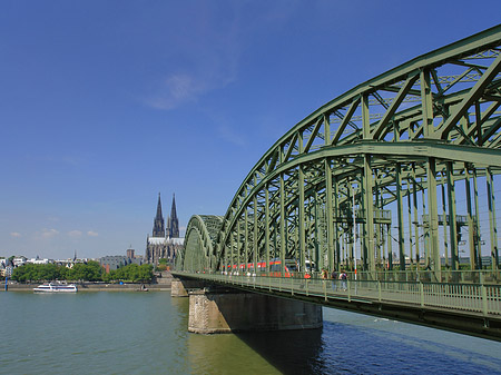 Zug fährt über die Hohenzollernbrücke - Nordrhein-Westfalen (Köln)