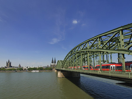 Zug fährt über die Hohenzollernbrücke - Nordrhein-Westfalen (Köln)