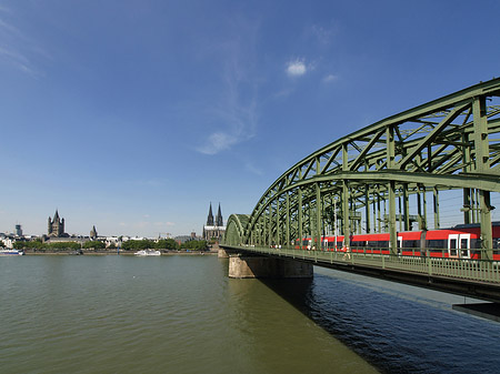 Zug fährt über die Hohenzollernbrücke - Nordrhein-Westfalen (Köln)