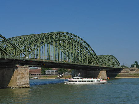 Fotos Schiff vor der Hohenzollernbrücke | Köln